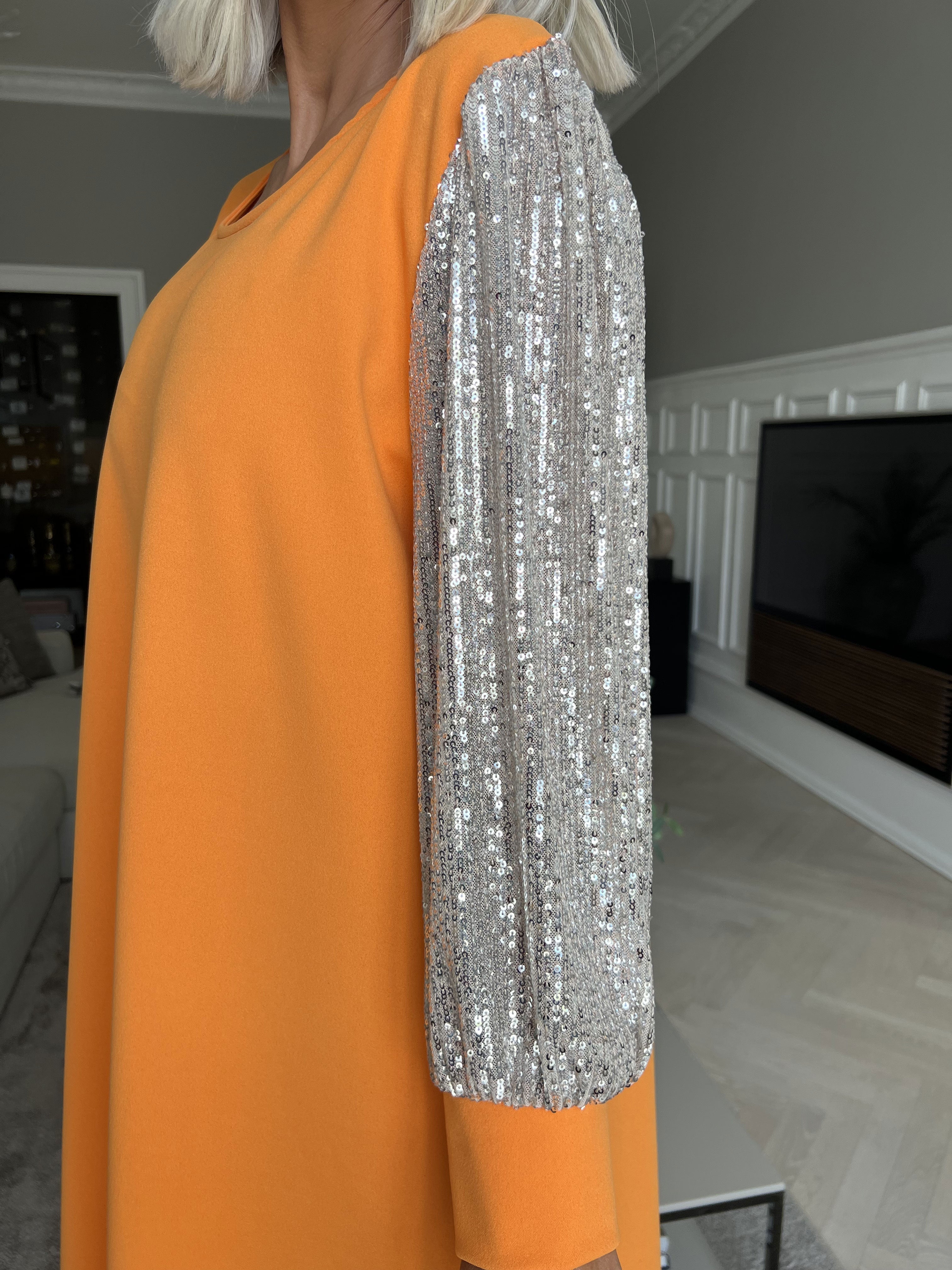 Djamila - Fin klänning med paljettärmar